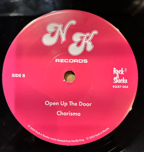 Karen Dixon / Charisma (14) : It's Love That Makes A Woman / Open Up The Door  (7")